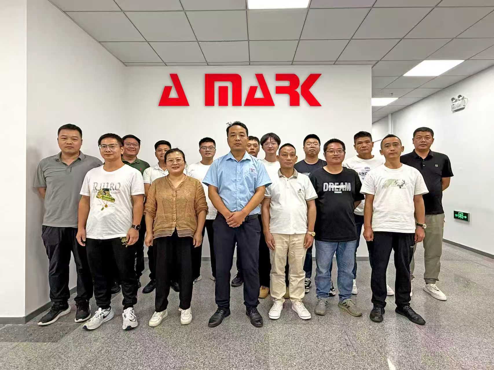 ▲ 鄭師傅（后排右二）在上海參加焊接技術(shù)主管系統(tǒng)學習及考試